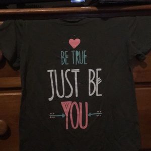 Selling a t-shirt with short sleeves